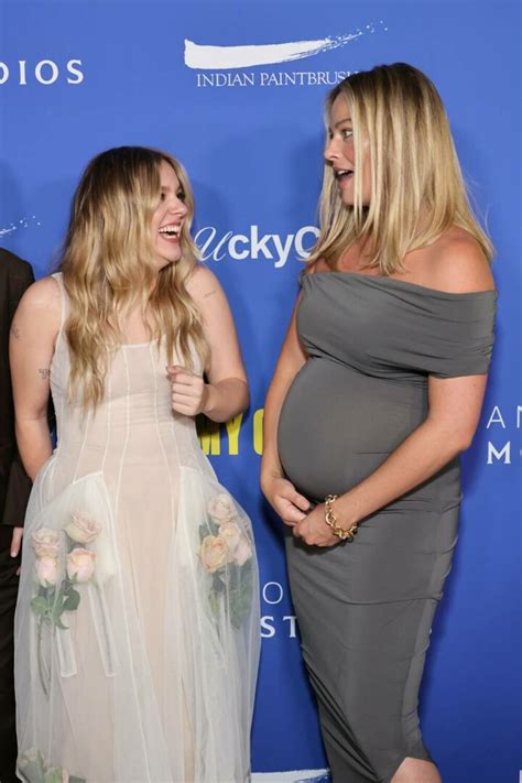 Margot Robbie, cu burtica de gravidă la vedere. Actrița nu s.